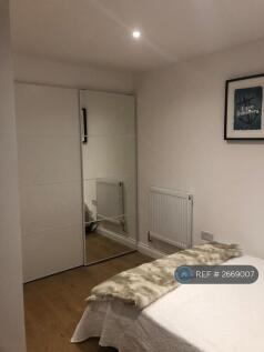 Flat 1: Built-In Wardrobes