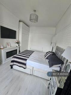Spacious Double Bed In a King Size Room