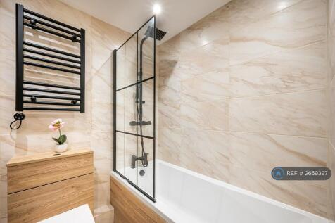Large Bath/Shower