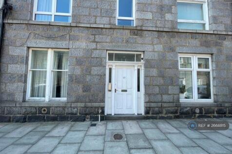 Elmbank Road With Ample Free On Street Parking