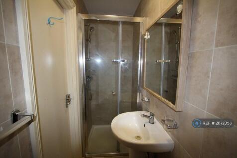 Bathroom With 0.9m Large Shower