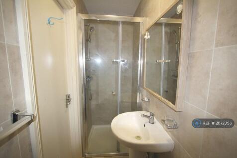 Bathroom With 0.9m Large Shower