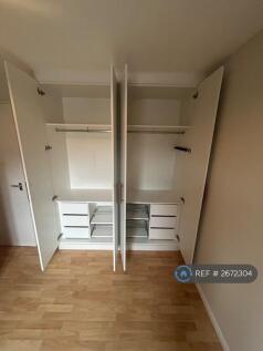 Main Bedroom (Built-In Wardrobe)