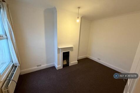 Upstairs Middle Bedroom