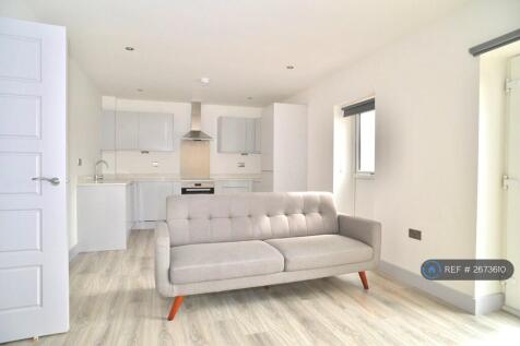 Spacious Open Plan Lounge &amp; Kitchen