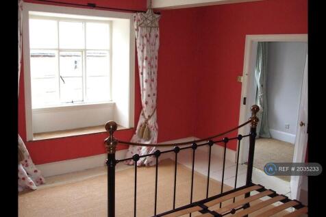 Master Bed 1 (5m x 5m Approx)