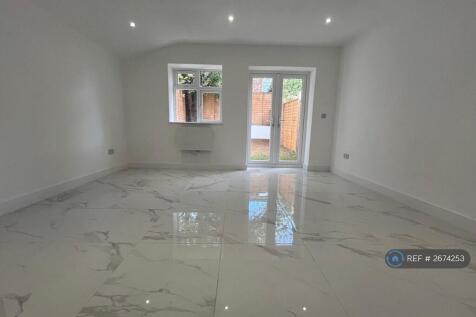 Bedroom Through To The Garden