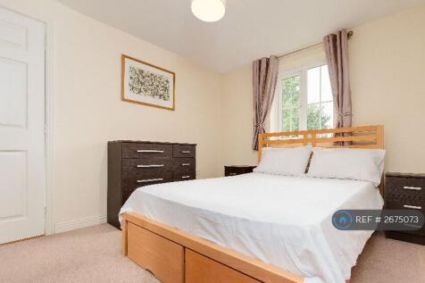 Bedroom With v Comfy Bed