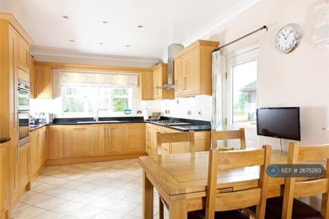 Large Kitchen &#43; Pantry 