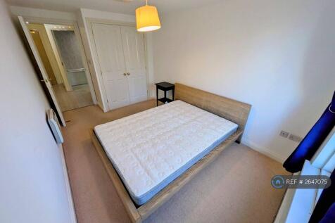 Main Room 2 (King Size & Integrated Wardrobe))