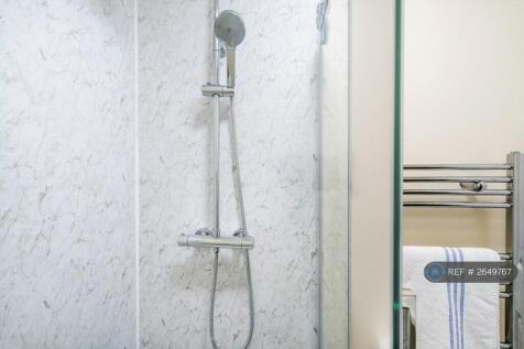 Ensuite Br 3 - Hosted By Be More Homely