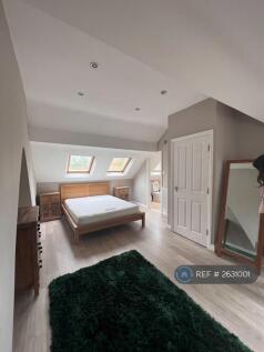 Top Floor Spacious Double Bedroom
