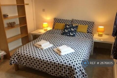 Bedroom With a King Size Bed