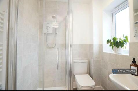 Spacious Bedroom With En-Suite Bathroom.