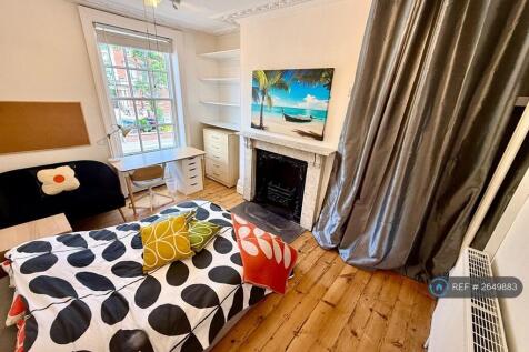 Room 2 Gorgeous Room &amp; Pretty Blue Velvet Sofa! 