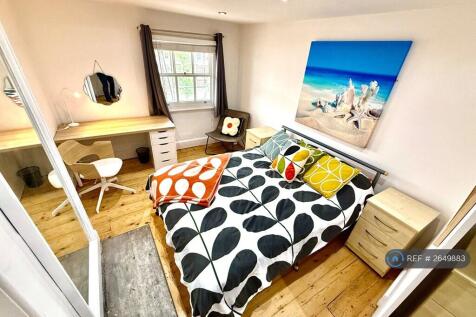 Room 4 Gorgeous Room With Built In Wardrobe 