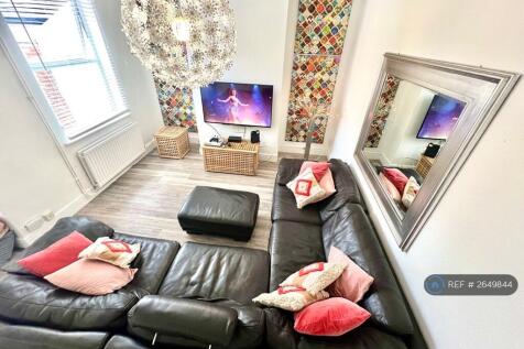 Great Communal Areas With Huge Comfy Leather Sofa