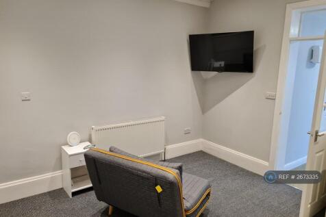 Main Room &#43; Additional Couch