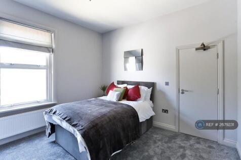 Bright &amp; Airy Garden Facing Double En-Suite