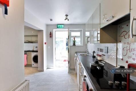 Bright And Spacious Kitchen Dinner