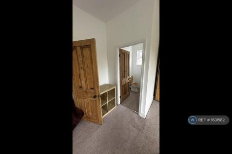 Bedroom 2 With En Suite Wc &amp; Sink