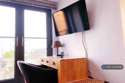 Double Bedroom Desk Area 