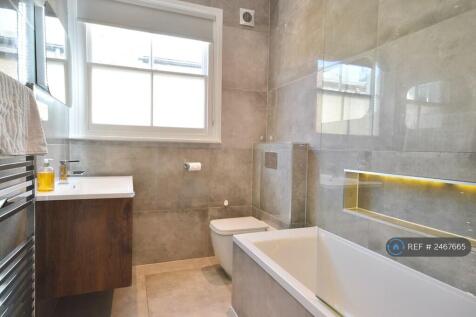 Bathroom In Between Both Downstairs Bedrooms