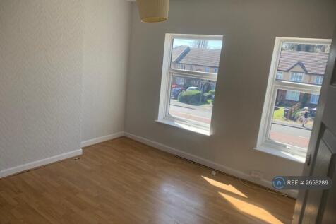 Large 1st Floor Front Bedroom
