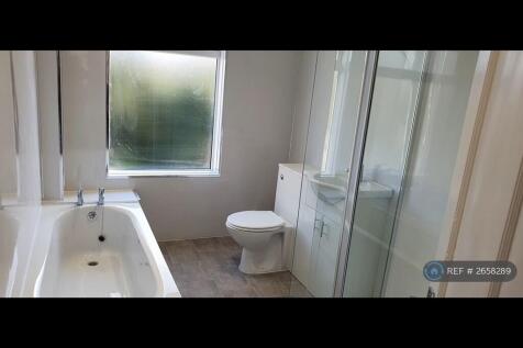 Family Bathroom With Walkin Shower