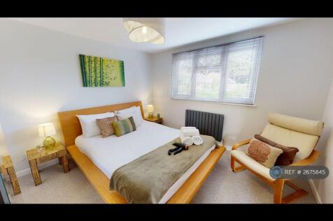 Master Bedroom (Upstairs)