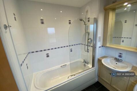 Room 3 (With En-Suite &amp; Walk-In Wardrobe)