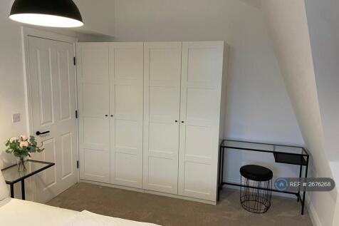 Fitted Wardrobes And Dresser