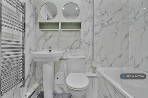 Room 3 &amp; 4 Bathroom (Upstairs)