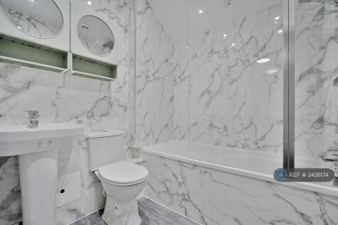 Rooms 3 &amp; 4 Bathroom (With Bath Tub)