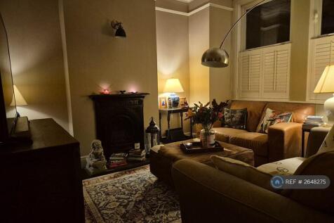 Beautifully Furnished Light Living Room 