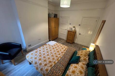 Spacious Bedroom With Access To Garden