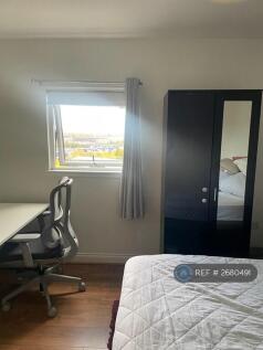 Bedroom 2 With Workspace 