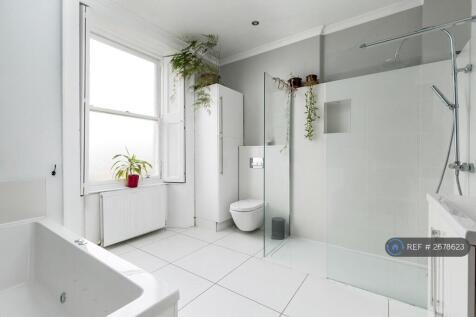 Large Bathroom With Jacuzzi Bath