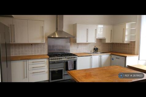 Spacious Kitchen With 8 Hob Cooker