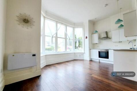 Open Plan Living Room/Kitchen 3