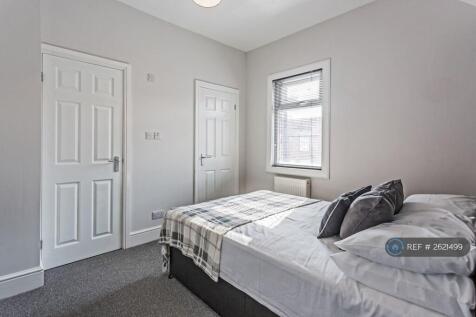 En-Suite Room w/Built In Wardrobe- Available