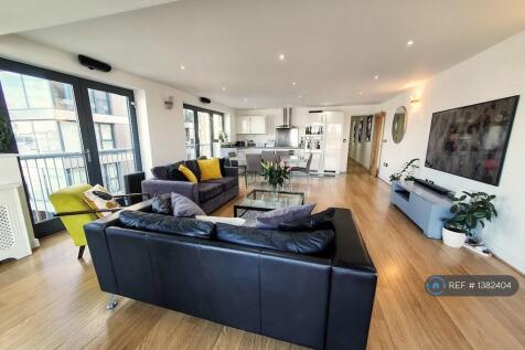 Spacious Open Plan Lounge