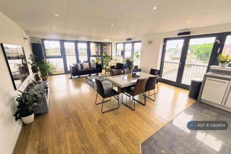 Spacious Open Plan Dining And Lounge