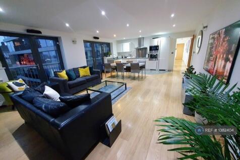 Spacious Open Plan Lounge