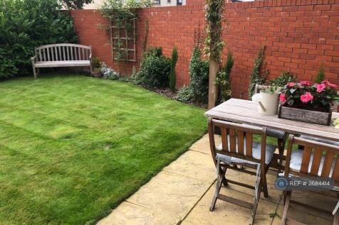 Lovely Garden For Summer Dining 