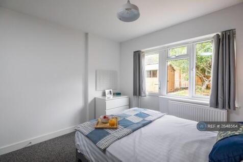 Bright Room With Garden Access