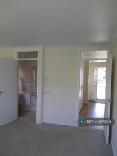 En-Suite &#43; Entrance To Bed 1