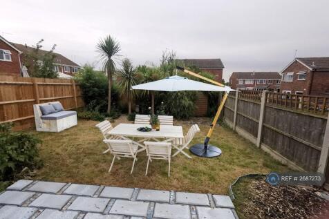 Private Garden With Patio &amp; Lawn