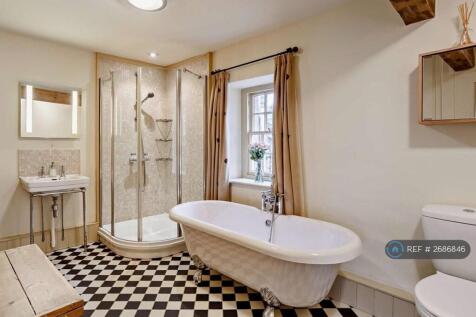 Lovely Spacious Bathroom