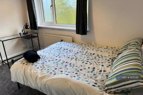 Dbl Room &#43; Fitted Wardrobe &amp; Drawers